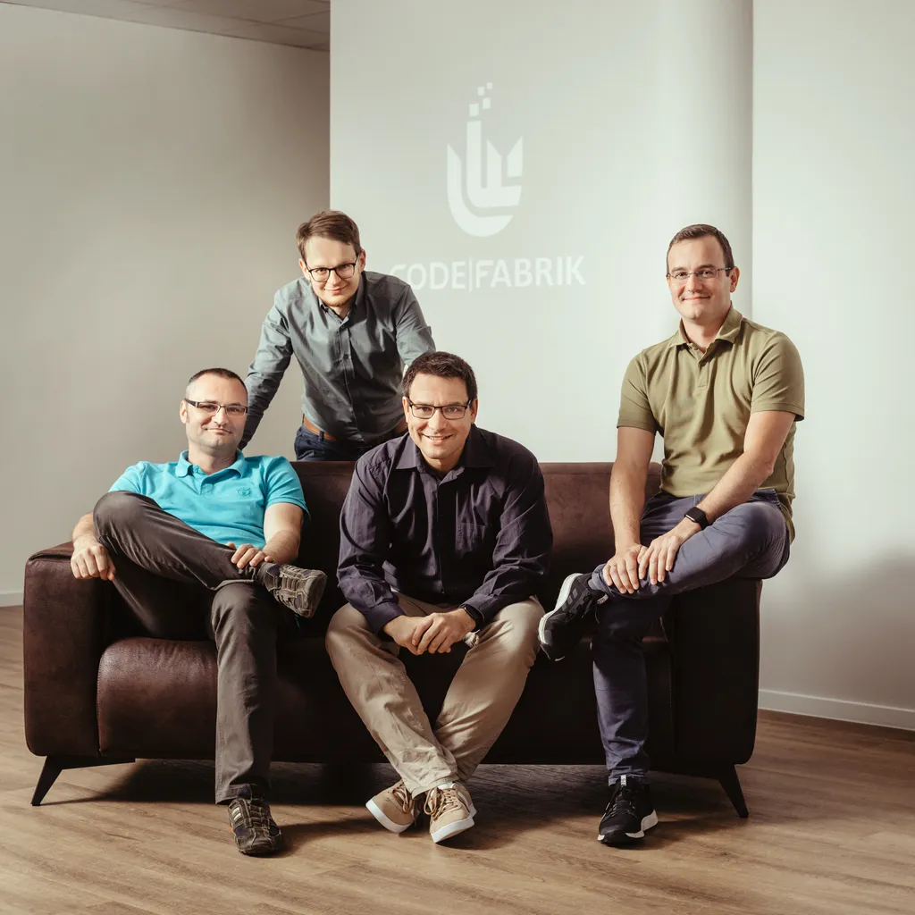 Geschäftsführer der CodeFabrik GmbH auf einem Sofa