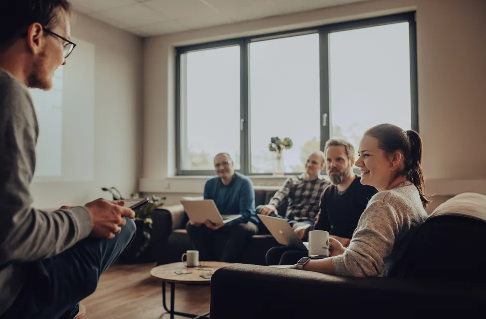 Fünf Personen bei einer Besprechung